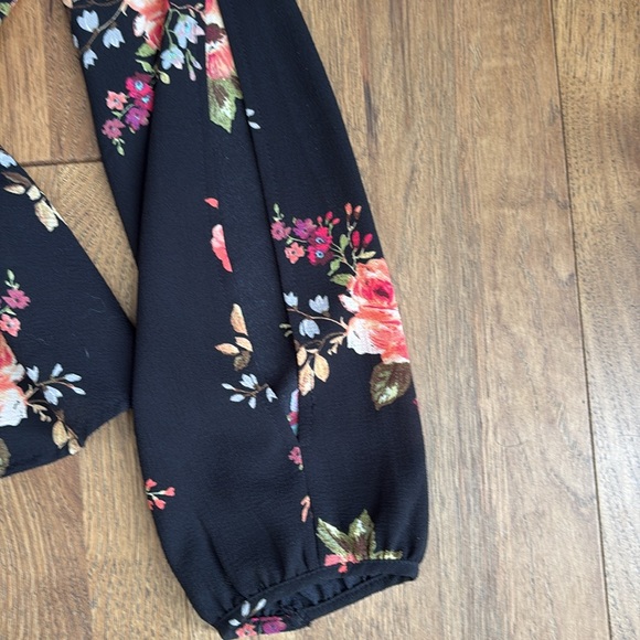 Lovely floral wrap top - Picture 2 of 5